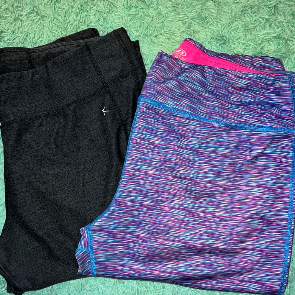 2x athletic leggings.